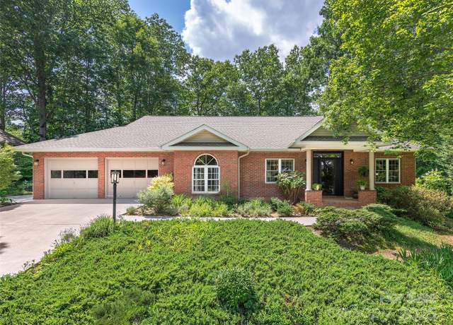 Property at 306 Croydon Dr, Hendersonville, NC 28791, 3 beds, 2 baths