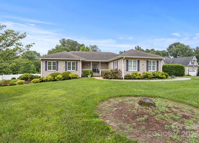 Property at 390 Classic Oaks Cir, Hendersonville, NC 28792, 3 beds, 2.5 baths