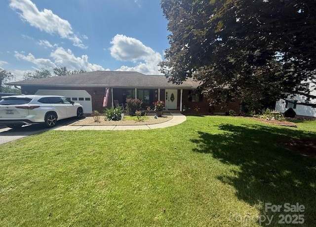 Property at 124 Mountain Valley Dr, Hendersonville, NC 28739, 3 beds, 3.5 baths