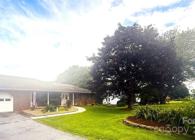 Property at 124 Mountain Valley Dr, Hendersonville, NC 28739, 3 beds, 3.5 baths