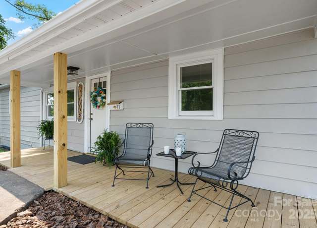 Property at 73 20th Ave SW, Hickory, NC 28602, 3 beds, 2 baths