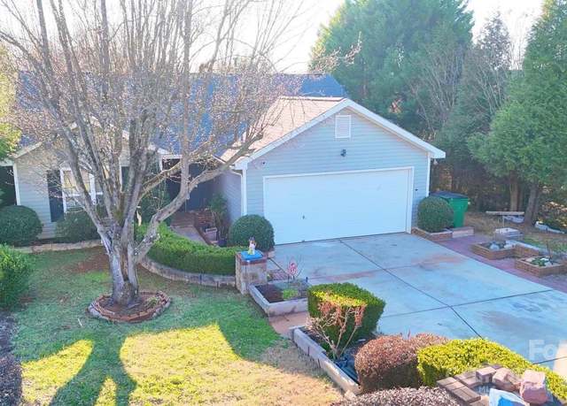 Property at 8430 Stoneman Pl, Charlotte, NC 28217, 3 beds, 2 baths