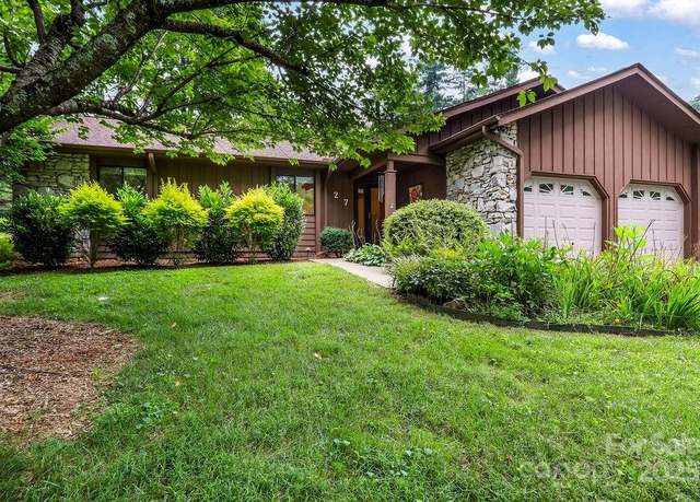 Property at 27 Poplar Ct, Hendersonville, NC 28792, 3 beds, 2 baths