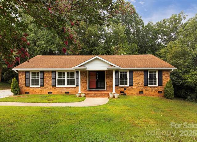 Property at 1117 Huntsmoor Dr, Gastonia, NC 28054, 3 beds, 2 baths