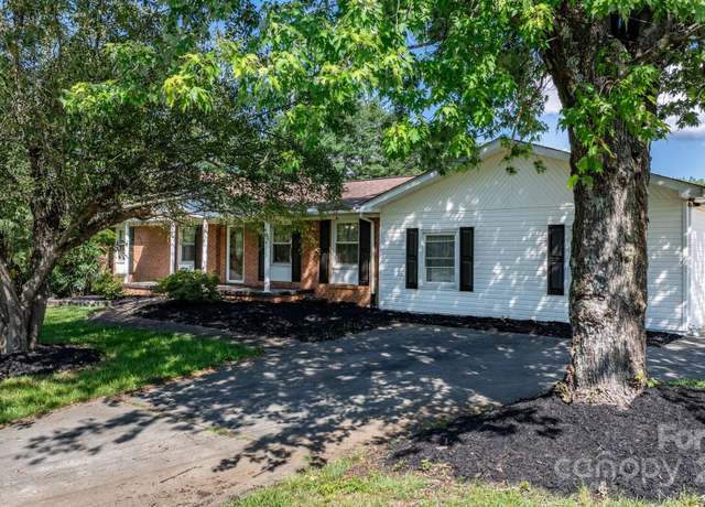 Property at 2596 Sweetbriar Cir, Lenoir, NC 28645, 3 beds, 2 baths