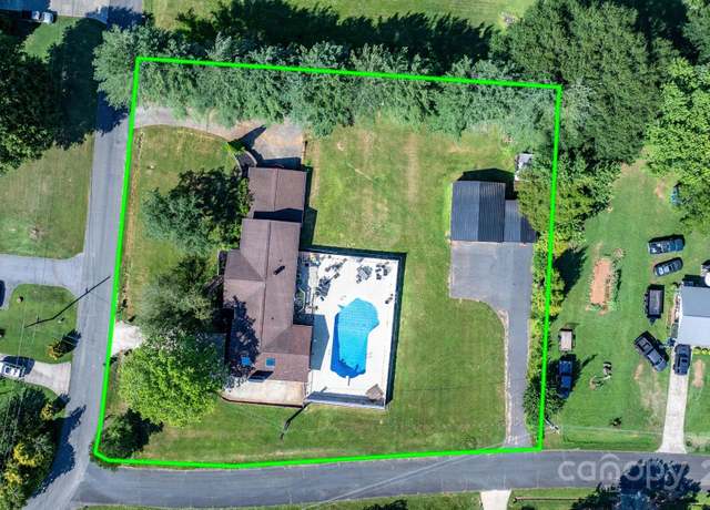 Property at 2596 Sweetbriar Cir, Lenoir, NC 28645, 3 beds, 2 baths