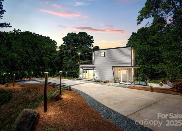Property at 6534 Providence Rd, Charlotte, NC 28226, 3 beds, 2.5 baths