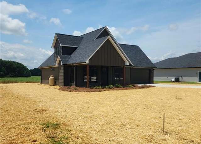 Property at 32531 Buchanan Ln, Albemarle, NC 28001, 3 beds, 2.5 baths