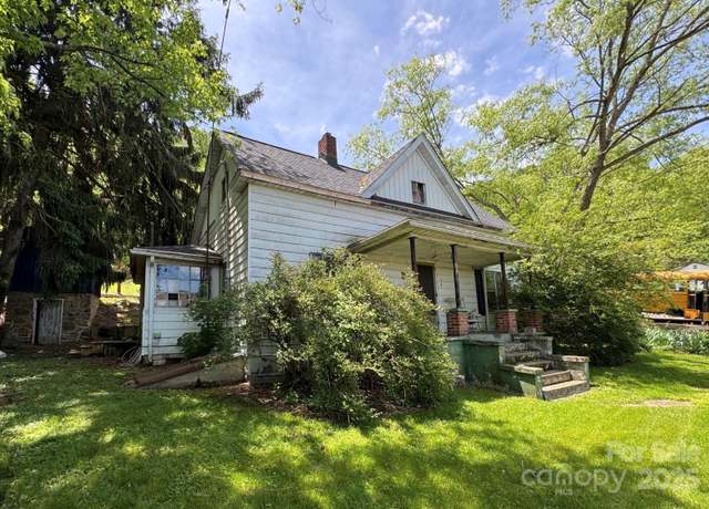 Property at 15 Vine St, Canton, NC 28716, 3 beds, 1 bath