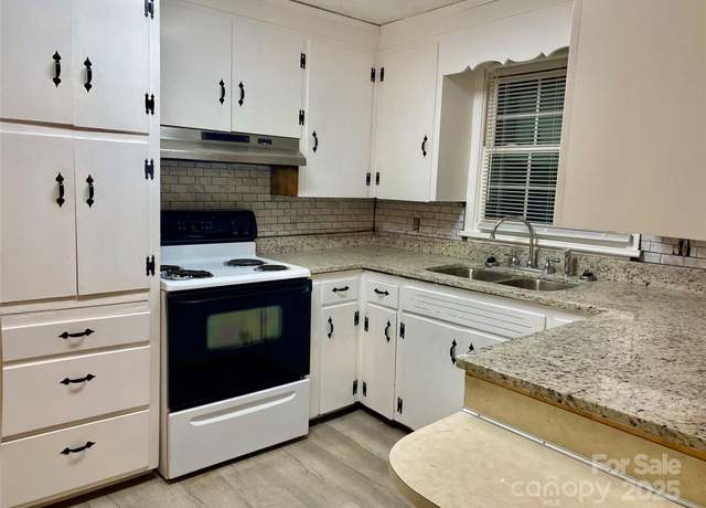 Property at 2040 NE 25th Street Dr, Hickory, NC 28601, 3 beds, 1.5 baths