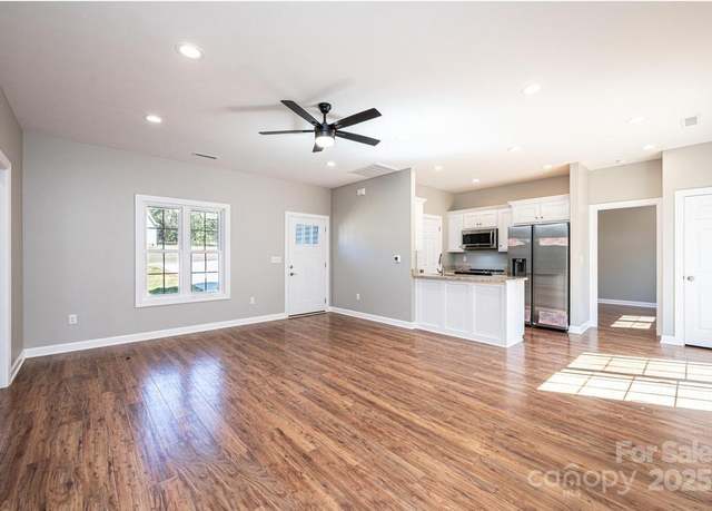 Property at 1314 39th Street Cir SW, Hickory, NC 28602, 3 beds, 2 baths
