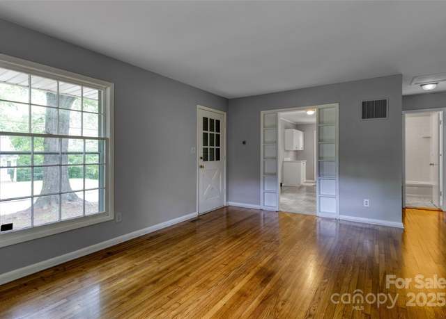 Property at 24 19th St NW, Hickory, NC 28601, 3 beds, 1 bath