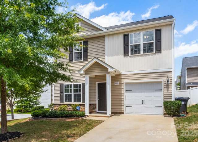 Property at 2005 Amos Oaks Ln, Charlotte, NC 28215, 3 beds, 2.5 baths