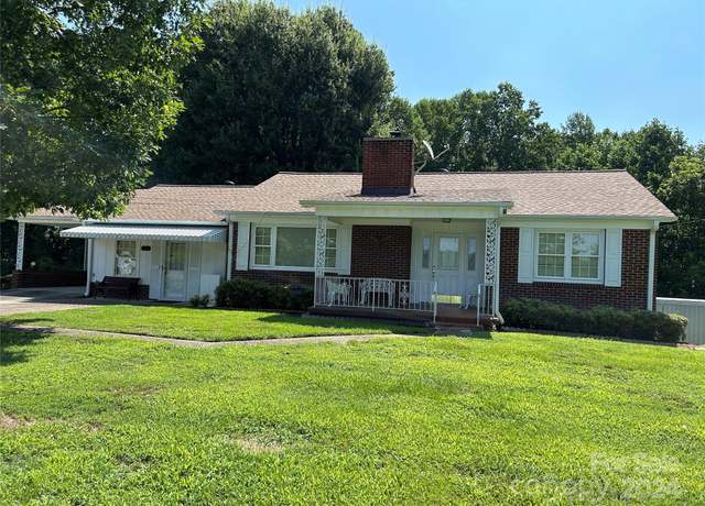 Property at 915 37th St SW, Hickory, NC 28602, 2 beds, 2 baths