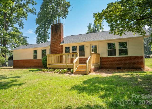 Property at 113 Oakleaf Dr, Landrum, SC 29356, 3 beds, 2 baths