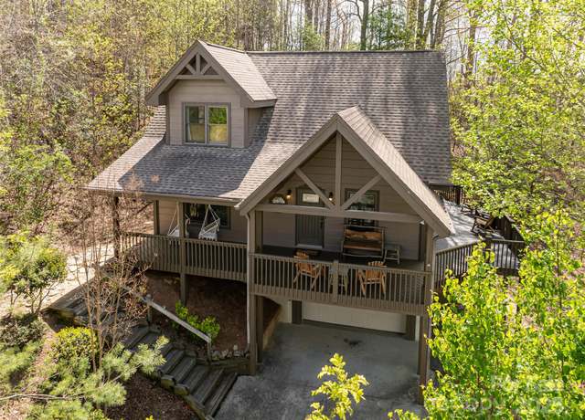 Property at 837 Peregrine Dr, Hendersonville, NC 28739, 2 beds, 3 baths