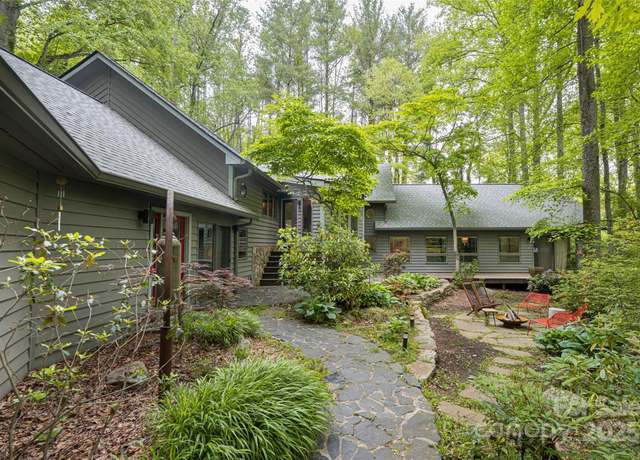 Property at 14 Oak Hollow Dr, Asheville, NC 28805, 3 beds, 3 baths