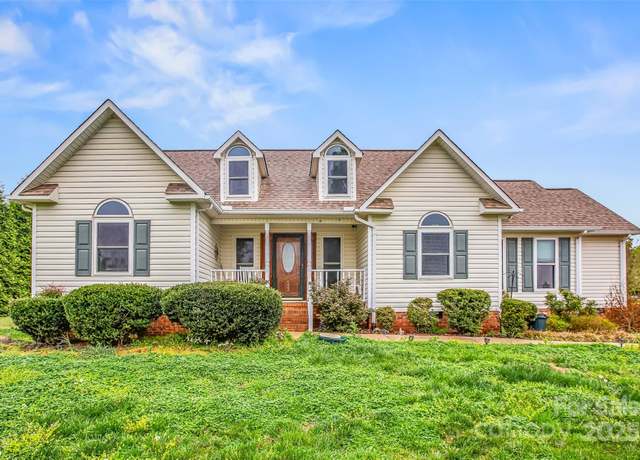 Property at 522 E Lake Dr, Mocksville, NC 27028, 4 beds, 3 baths