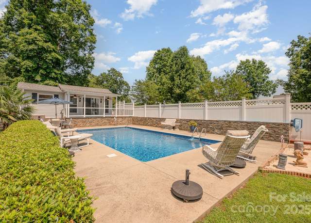 Property at 130 Greenwich Dr, Statesville, NC 28677, 3 beds, 2.5 baths