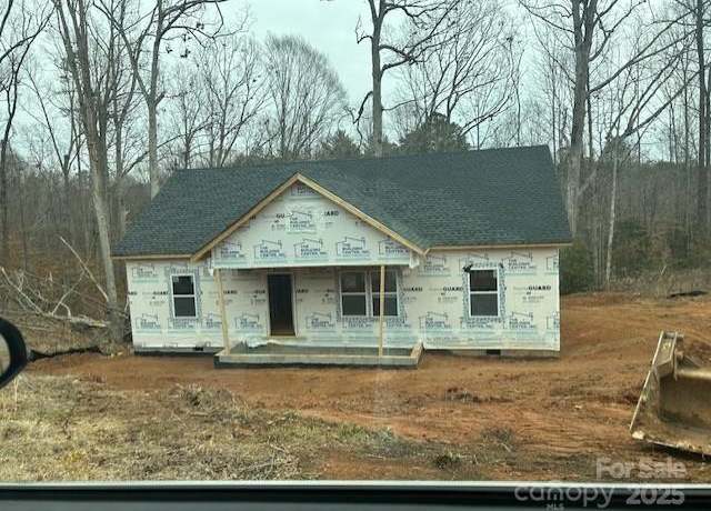 Property at 1475 32nd St SW, Hickory, NC 28602, 3 beds, 2 baths