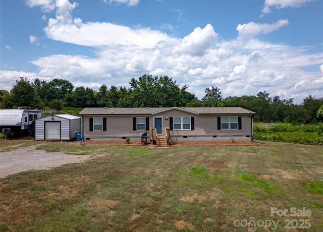 Property at 2090 Mesquite Ln, Newton, NC 28658, 3 beds, 2 baths