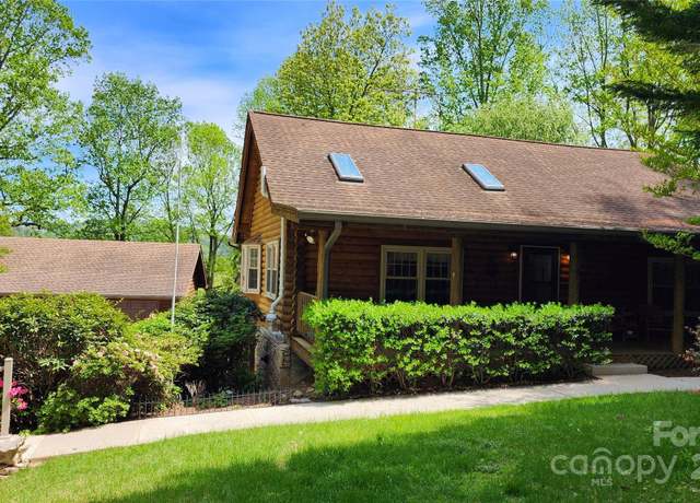 Property at 336 Winding Way Ln, Hendersonville, NC 28792, 3 beds, 2 baths