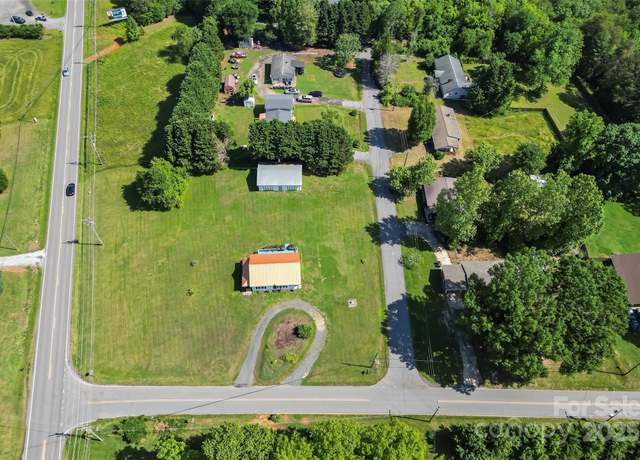 Property at 35 Telephone Exchange Rd, Hickory, NC 28601, 2 beds, 2.5 baths