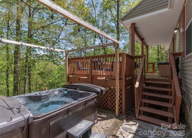 Property at 860 Creekside Dr, Maggie Valley, NC 28751, 3 beds, 2 baths