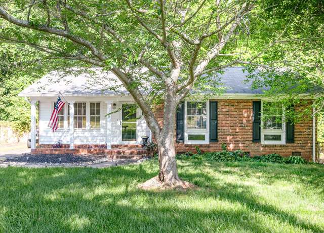 Property at 1115 Grovewood Dr, Charlotte, NC 28208, 3 beds, 1.5 baths