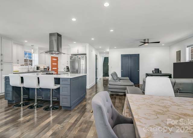 Property at 215 E Oakview Rd, Asheville, NC 28806, 5 beds, 3.5 baths