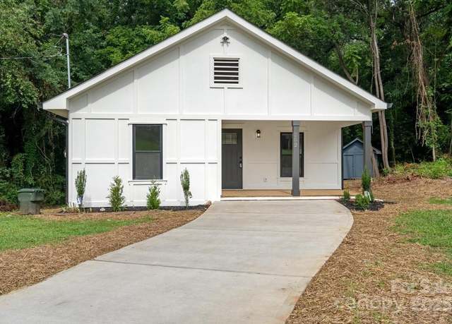 Property at 252 7th St SE, Hickory, NC 28602, 3 beds, 2 baths