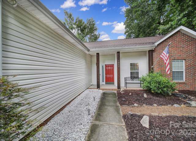 Property at 1021 Stinson Glen Ln, Charlotte, NC 28214, 3 beds, 2 baths
