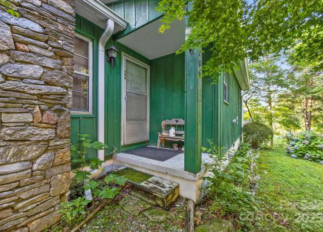 Property at 206 S Carolina Ave, Hendersonville, NC 28739, 3 beds, 1 bath