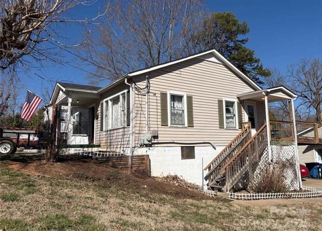 Property at 309 30th St SW, Hickory, NC 28602, 4 beds, 3 baths