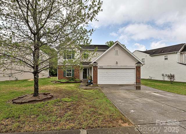 Property at 7024 Sunman Rd, Charlotte, NC 28216, 3 beds, 2.5 baths
