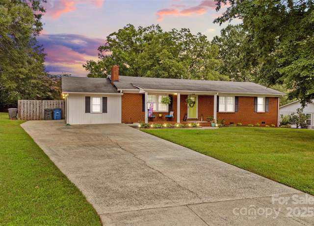 Property at 1128 Fulton Dr, Statesville, NC 28677, 4 beds, 2.5 baths