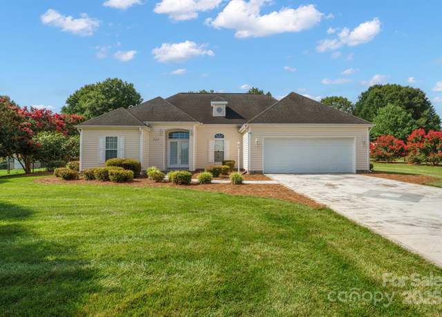 Property at 111 Mallory Ln, Statesville, NC 28625, 3 beds, 2 baths