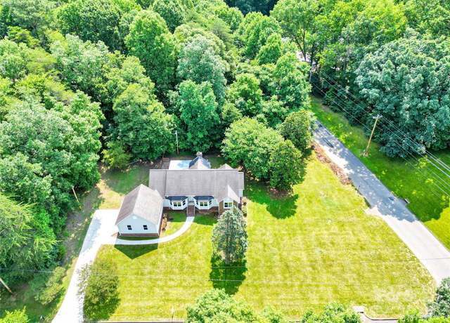 Property at 511 Brookwood Dr, Statesville, NC 28677, 3 beds, 2.5 baths