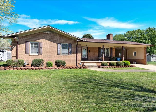 Property at 2116 1st Avenue Pl NW, Hickory, NC 28601, 3 beds, 2 baths