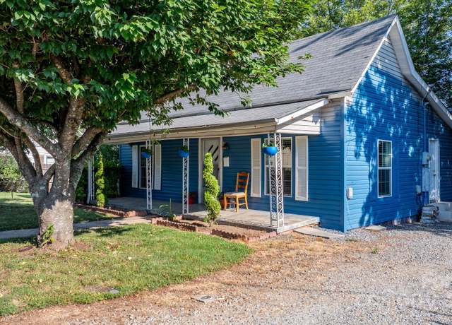 Property at 1302 1st Ave NW, Hickory, NC 28601, 3 beds, 2.5 baths