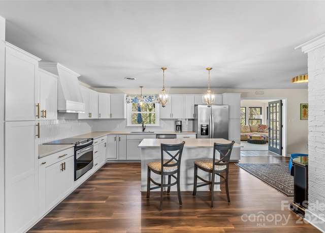Property at 2052 10th Street Pl NW, Hickory, NC 28601, 3 beds, 2.5 baths