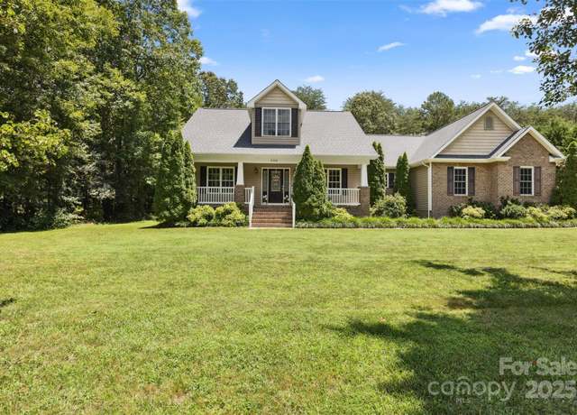 Property at 288 Grapevine Cir, Taylorsville, NC 28681, 3 beds, 2 baths
