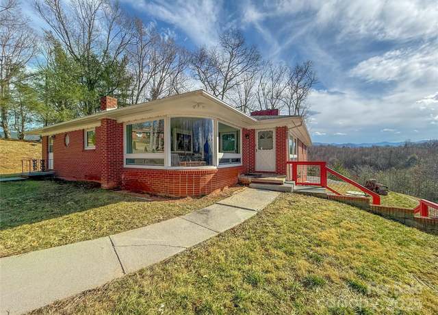 Property at 378 Monte Vista Dr, Waynesville, NC 28786, 5 beds, 4 baths
