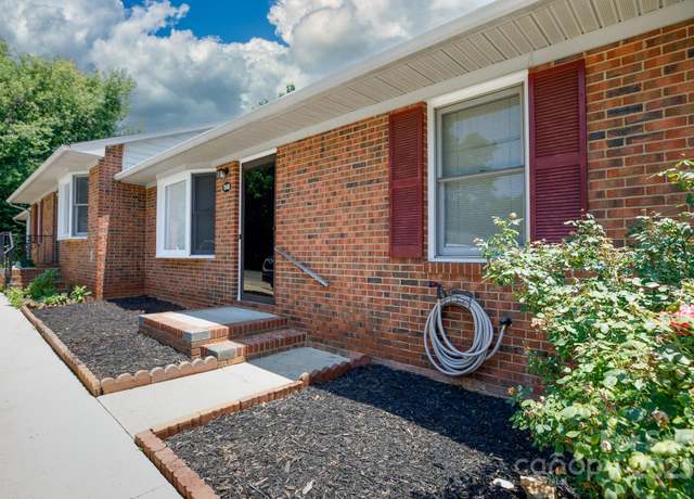 Property at 1140 Mckinnon Dr, Rock Hill, SC 29732, 2 beds, 1.5 baths