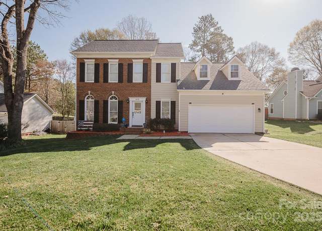 Property at 8718 Canter Post Dr, Charlotte, NC 28216, 3 beds, 2.5 baths