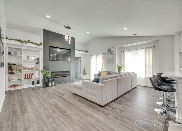Property at 7442 Crestside Ln, Charlotte, NC 28227, 3 beds, 2 baths