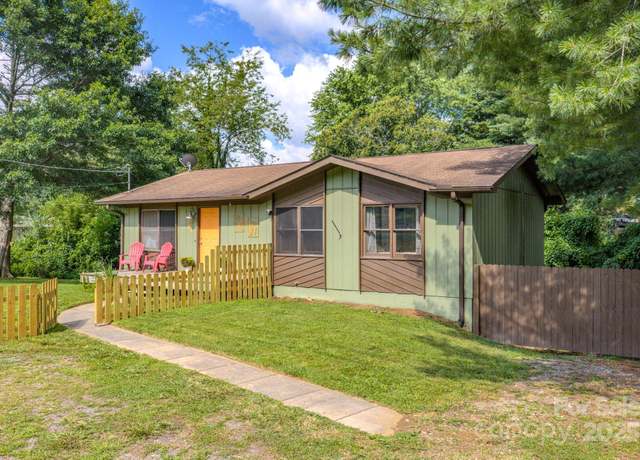 Property at 204 Oakdale Rd, Waynesville, NC 28786, 3 beds, 2 baths