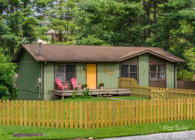 Property at 204 Oakdale Rd, Waynesville, NC 28786, 3 beds, 2 baths