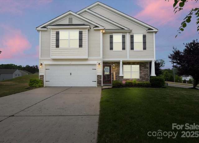 Property at 2739 Golden Rose Ln, Charlotte, NC 28216, 4 beds, 2.5 baths