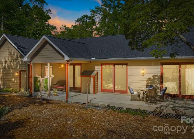 Property at 411 Alta Cir, Hendersonville, NC 28739, 3 beds, 2 baths